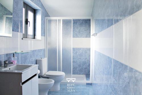 La salle de bains est pourvue de toilettes et d'un lavabo. dans l'établissement Refúgio do Alva - Serra da Estrela, à Seia