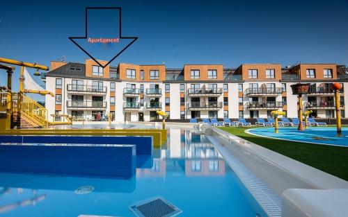 uitzicht op een zwembad voor een gebouw bij Bel Mare Wyspa, apartament z parkingiem gratis in Międzyzdroje