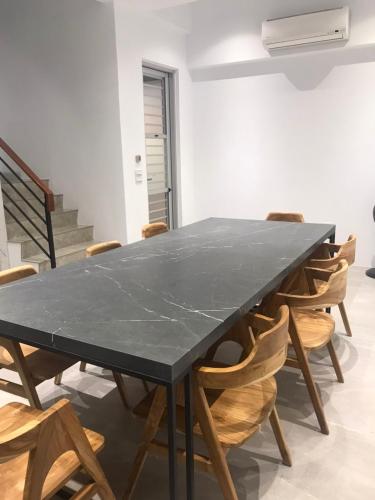 a conference room with a black table and chairs at 隱山行旅包棟民宿 in Puli
