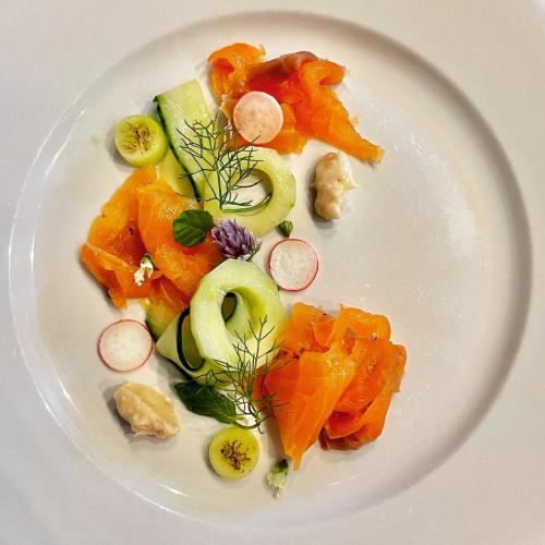 une plaque blanche contenant des légumes dans l'établissement Chaillac Bed & Breakfast, à Chaillac