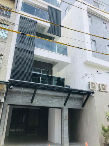 an external view of a building with a balcony at 隱山行旅包棟民宿 in Puli