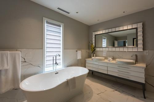 Ένα μπάνιο στο Lago-mar Luxury Modern Waterfront Home