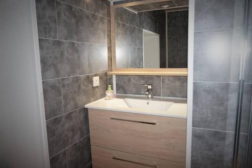 une salle de bain avec un lavabo et un miroir dans l'établissement MAGNANERIE LEONY : Maison au calme avec jardin, à Saint-Florent-sur-Auzonnet