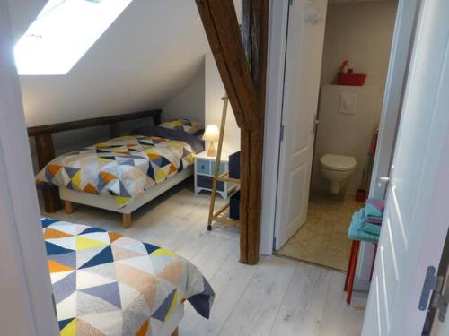 a small bedroom with a bed and a bathroom at Gîte, Maison indépendante "Chez Yvette et André" 2 à 6 pers, Ribeauvillé à 3 km, Colmar à 10 km in Guémar