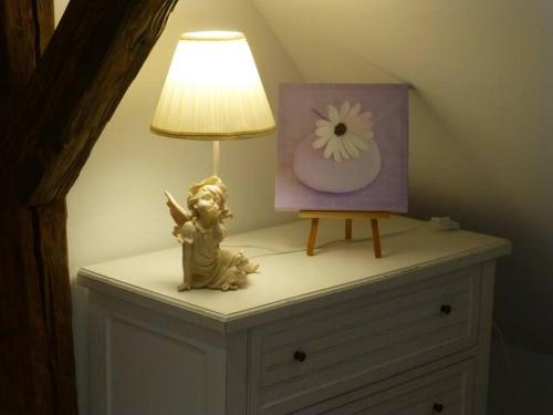 a lamp on top of a dresser with a lamp at Gîte, Maison indépendante "Chez Yvette et André" 2 à 6 pers, Ribeauvillé à 3 km, Colmar à 10 km in Guémar