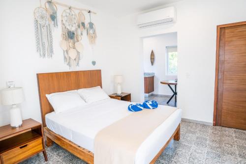 En eller flere senge i et værelse på Viajero Sayulita Hostel