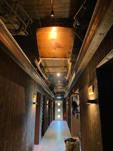 un couloir vide avec des murs en bois et un plafond dans l'établissement Finnvikhaugen Rooms, à Meistervik
