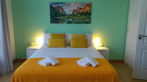 サンティアゴ・デ・コンポステーラにあるPensión Mar Azulのベッドルーム1室(白い枕2つ付きのベッド1台付)