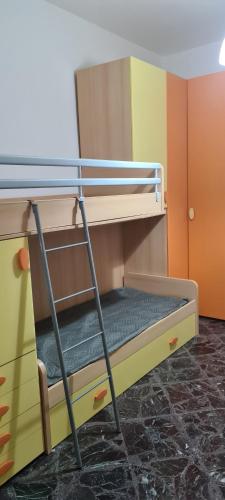 Lliteres en una habitació de Jajo Apartament