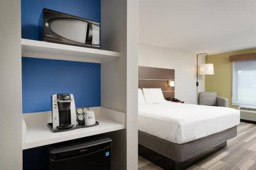 Katil atau katil-katil dalam bilik di Holiday Inn Express - Tullahoma by IHG
