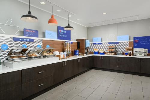 Dapur atau dapur kecil di Holiday Inn Express - Tullahoma by IHG