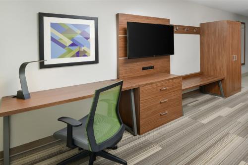 Televisyen dan/atau pusat hiburan di Holiday Inn Express - Tullahoma by IHG