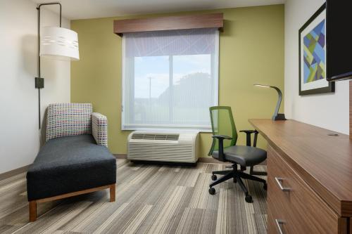 Ruang duduk di Holiday Inn Express - Tullahoma by IHG