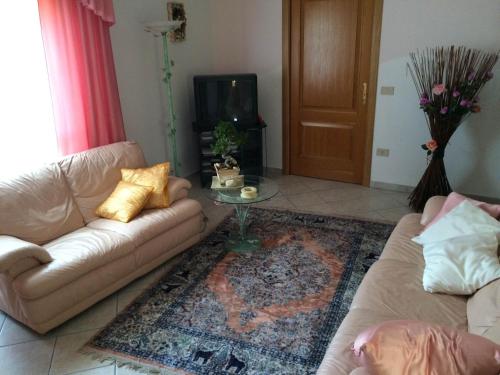 sala de estar con 2 sofás y TV en B&B Mirella, en Citta' Sant'Angelo