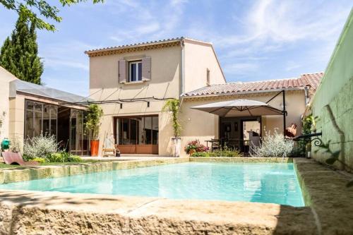 a house with a swimming pool in front of a house at A 5 minutes du centre à pied, @lamaisonauxcanards in L'Isle-sur-la-Sorgue