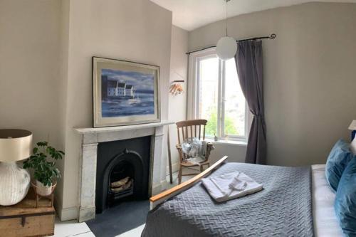 uma sala de estar com uma cama e uma lareira em Sea Proche em Sandown
