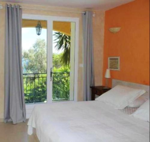 Posteľ alebo postele v izbe v ubytovaní Villa de 2 chambres avec piscine privee jardin clos et wifi a La Turbie