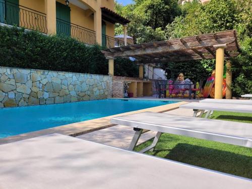 Afbeelding uit fotogalerij van Villa de 2 chambres avec piscine privee jardin clos et wifi a La Turbie in La Turbie