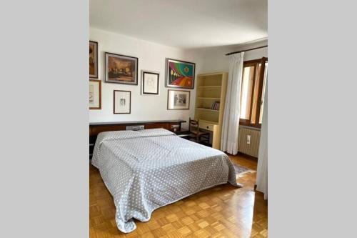 A bed or beds in a room at Casa di Caio tra le colline del Prosecco