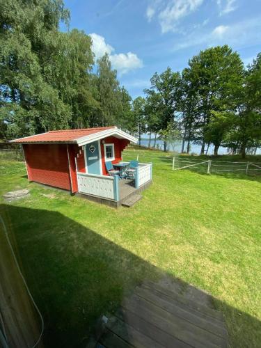 a smallshed with a picnic table in a field at Joarsbo, Stuga 1, Sjölyckan in Kalv