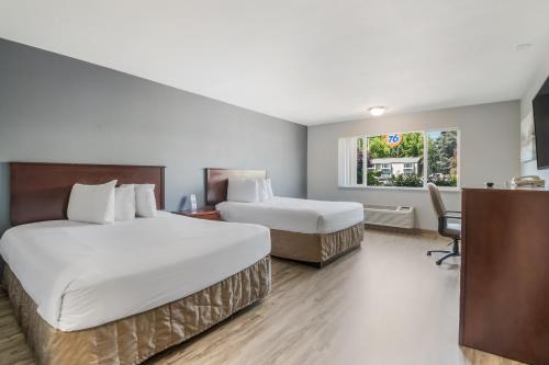 Tempat tidur dalam kamar di Red Lion Inn & Suites Vancouver