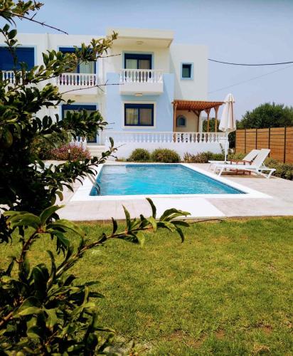 RITA MARE seafront villas heated Poolsの敷地内または近くにあるプール