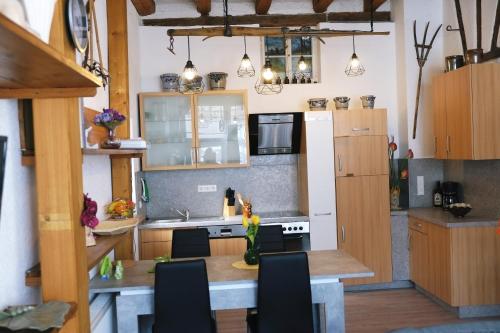 eine Küche mit einem Tisch und einigen Stühlen in der Unterkunft Dorfblüte in Albstadt