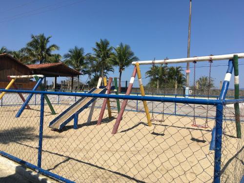 マンガラチバにあるBig Beach Casa Temporadaの遊び場のブランコ