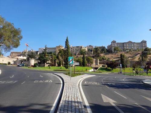 an empty road in front of a large building at NO FIESTAS, 5 DORMITORIOS Solo familias, parejas o trabajo PARKING Público Gratis a 300m in Toledo