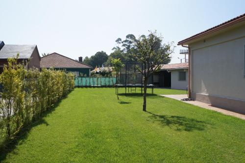 BoimortoにあるCasa Asientos Boimortoの芝生の中にバスケットボールのフープを持つ庭
