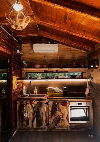 Una cocina o cocineta en Sojenica Pustolov - Ada Bojana
