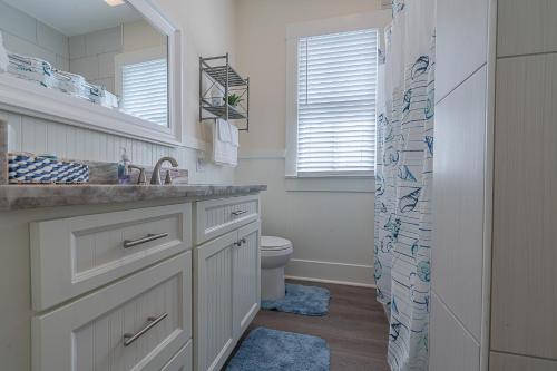 Gallery image of Uptown Cottage Newly Updated Home Near the Strand Galveston Harbor and UTMB in Galveston