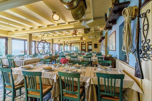 モンテカティーニ・テルメにあるAlbergo Santa Barbaraのレストラン内のテーブルと椅子のあるダイニングルーム