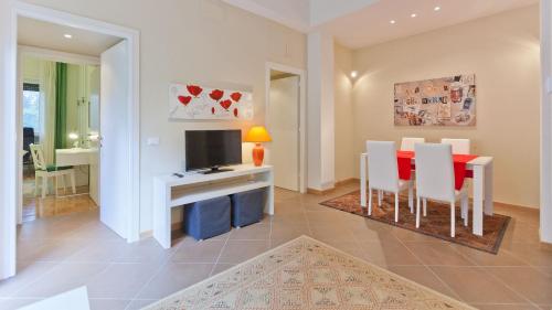 A television and/or entertainment center at Circo Massimo Apartment 2