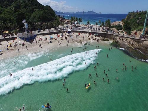 un grupo de personas en el agua en una playa en Studio em Ipanema à 200m da praia, bares, restaurantes e Metro, en Río de Janeiro