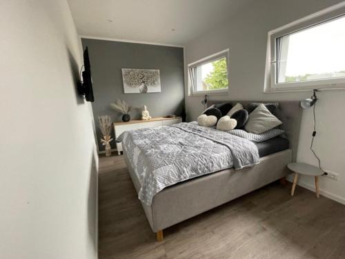 um quarto com uma cama com almofadas e uma janela em Sweet Home am Arendsee em Arendsee