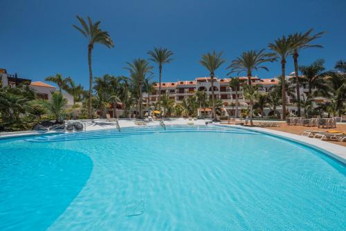 プラヤ・デ・ラス・アメリカスにあるParque Santiago 3 Luxery Apartment, Playa las Américas, Arona, Tenerifeのリゾートの正面に大きなスイミングプールがあります。