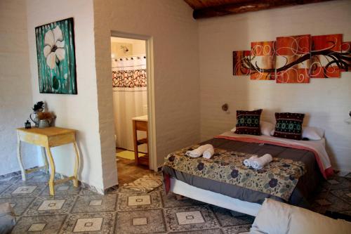 Una cama o camas en una habitación de Hotel de Campo El Rebenque