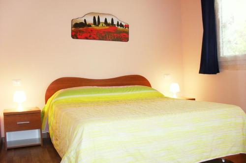 een slaapkamer met een bed en twee nachtkastjes bij Alle Vallesse in Altavilla Vicentina