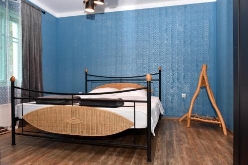 um quarto com uma cama com uma parede azul em Vacation house Stala la la em Požega