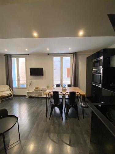 Un comedor con una mesa y sillas en una habitación. en 2 Pièces La Tour, en Saint-Étienne-de-Tinée