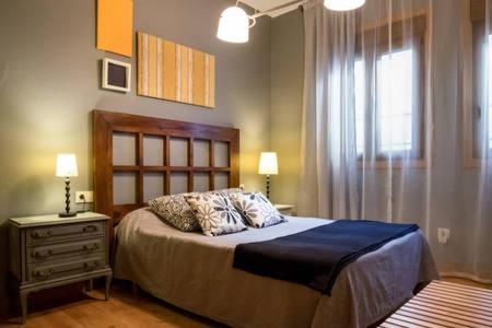 - une chambre avec un lit, une commode et une fenêtre dans l'établissement KVARA - Apartamento de diseño, à Vigo