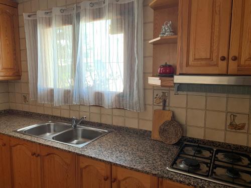 a kitchen with a sink and a window at Llar Soraya - Chalet en Calpe in Calpe
