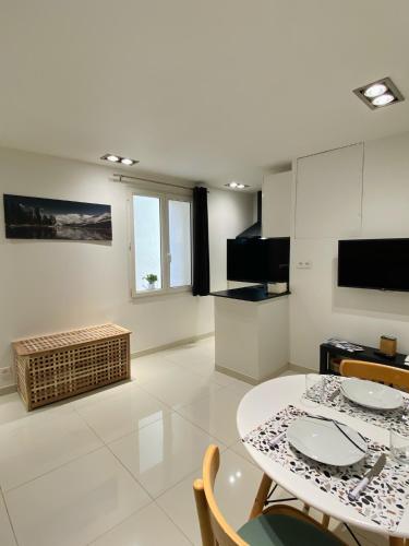 a kitchen and dining room with a table and chairs at Studio La Tour in Saint-Étienne-de-Tinée