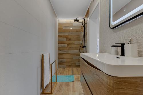 Ένα μπάνιο στο Apartments Rose
