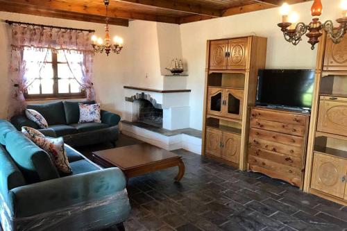 Un televizor și/sau centru de divertisment la Villa to rent near the beach