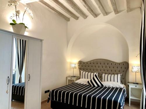 A bed or beds in a room at Santa Croce Garden Apartment