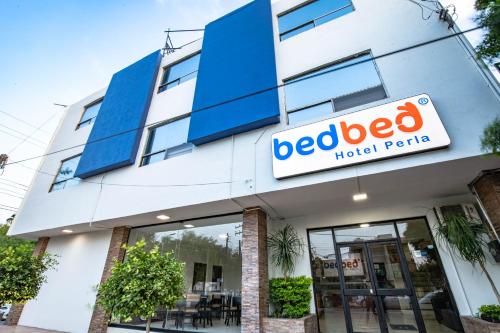 a building with a beagle hospital sign on it at Bed Bed Hotel Perla in Torreón