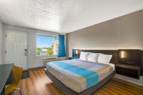 Un pat sau paturi într-o cameră la Motel 6-Lexington, KY - East I-75