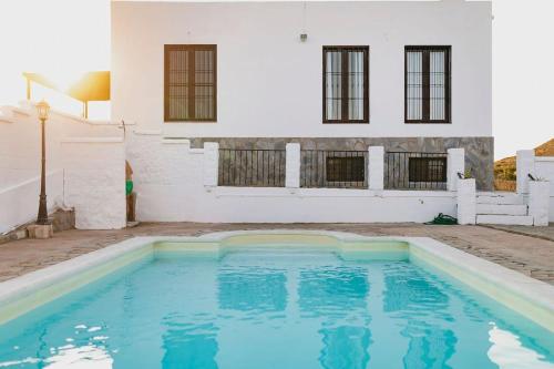 una piscina frente a una casa blanca en Cortijo El Aire, Parque Natural Cabo de Gata, en El Pozo de los Frailes